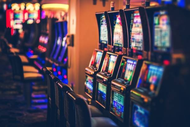 Bonanza Gold feature round with cascading symbols and multiplier growth